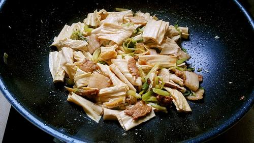 【香芹腐竹炒肉片】