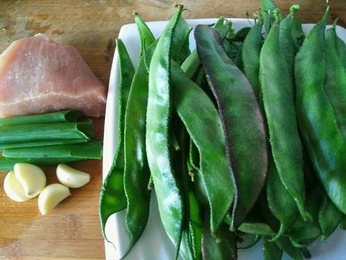 【猪耳朵豆角炒肉丝】