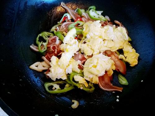 【猪耳朵炒辣椒鸡蛋】