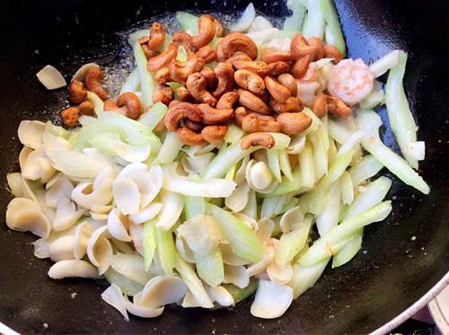 【西芹炒百合腰果虾仁】