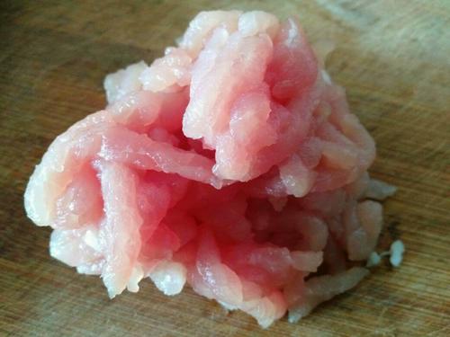 【猪耳朵豆角炒肉丝】