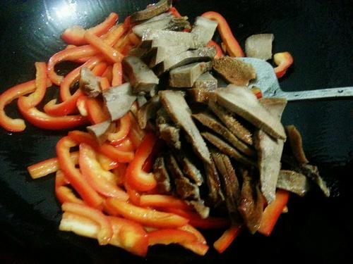 【红椒炒猪舌】