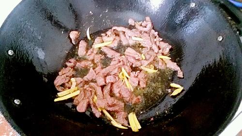 【醋溜尖椒牛肉】