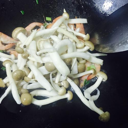 【豆腐鲜虾煲】