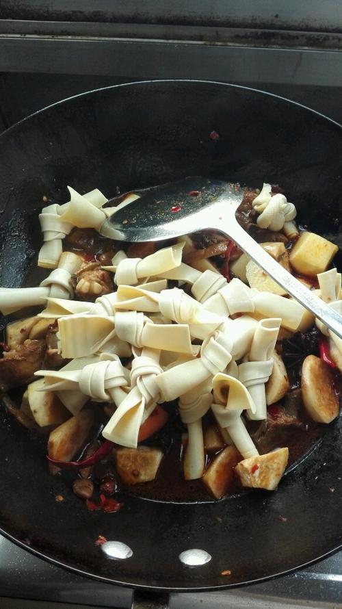 【川味土豆烧排骨】