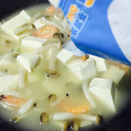 【豆腐鲜虾煲】