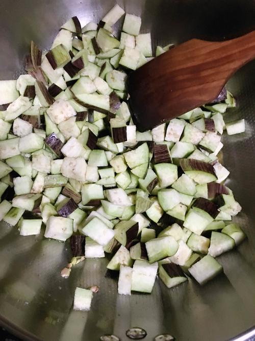 【香辣蚝油茄丁煲】