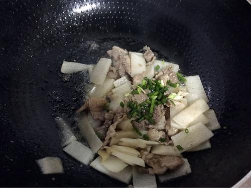【白萝卜炒肉片】