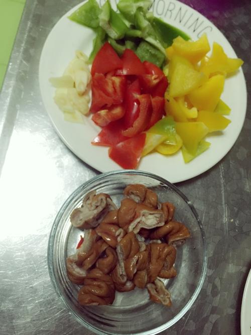 【缤纷彩椒肥肠】