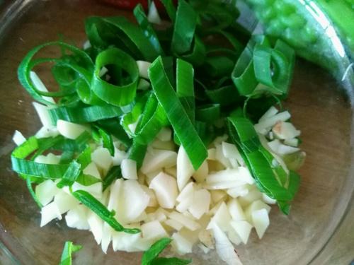 【猪耳朵豆角炒肉丝】