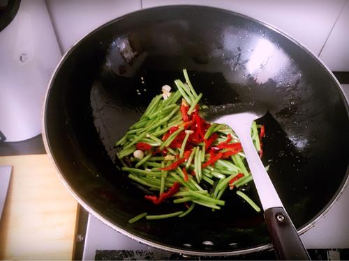 【素炒红薯梗子】