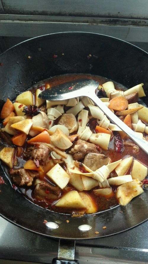 【川味土豆烧排骨】