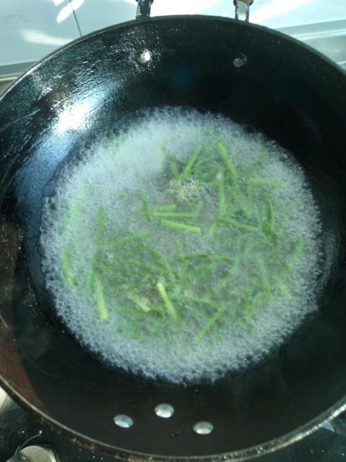 【青蚕豆炒蒜苗】