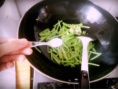 【素炒红薯梗子】