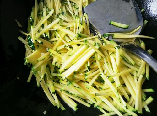 【剁椒炒嫩南瓜丝】