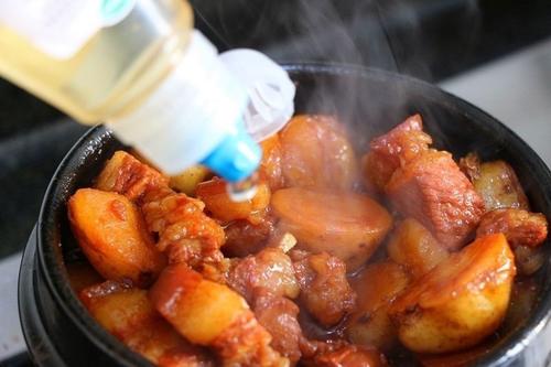 【小土豆焖红烧肉】