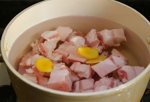 【小土豆焖红烧肉】