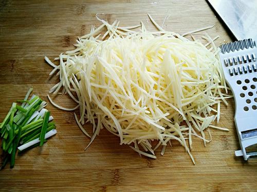 【剁椒炒土豆丝】