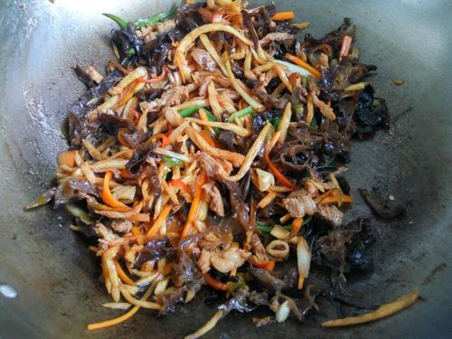 【茭白木耳胡罗卜炒肉丝】