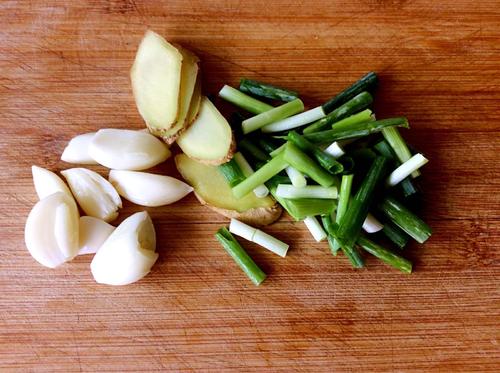 【排骨烧土豆芹菜】