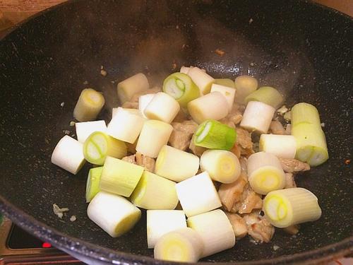 【葱段炒鸡脖肉】