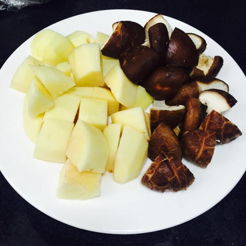 【香菇土豆炖鸡块】