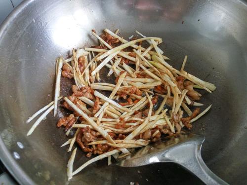 【茭白木耳胡罗卜炒肉丝】