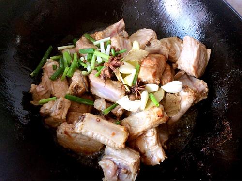 【排骨烧土豆芹菜】