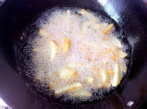 【排骨烧土豆芹菜】