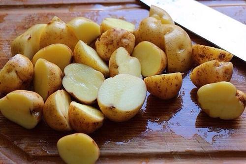 【小土豆焖红烧肉】