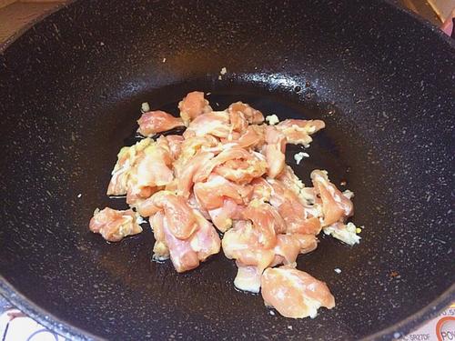 【葱段炒鸡脖肉】