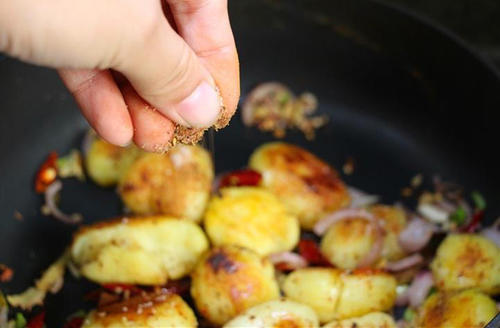 【孜然香辣小土豆】