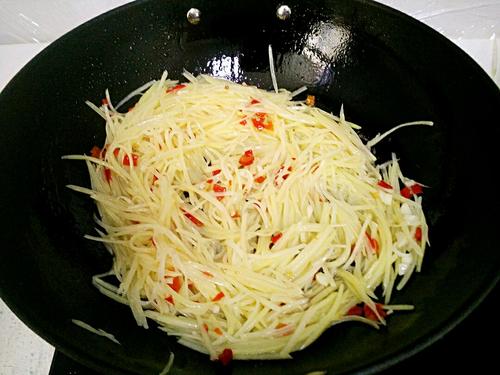 【剁椒炒土豆丝】