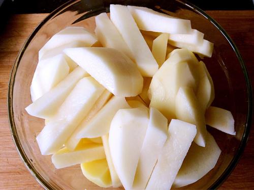 【排骨烧土豆芹菜】