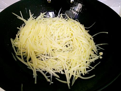 【剁椒炒土豆丝】