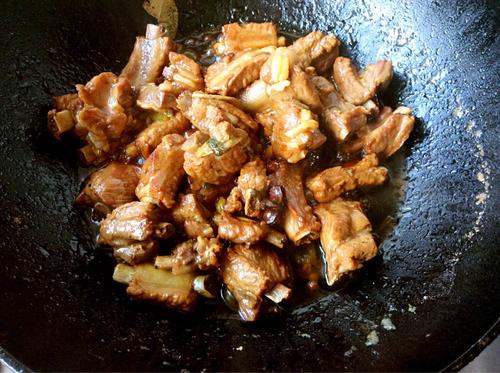 【排骨烧土豆芹菜】