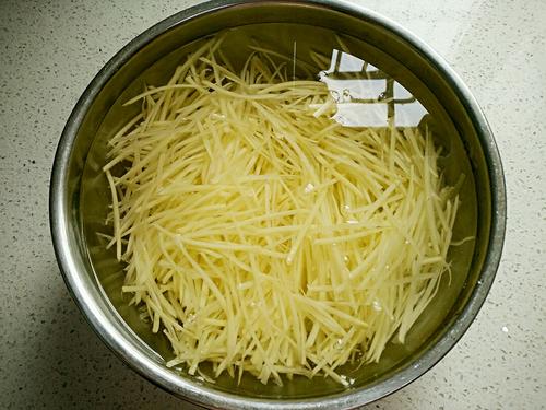 【剁椒炒土豆丝】