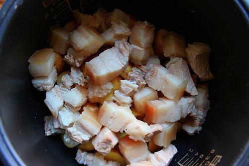 【小土豆焖红烧肉】