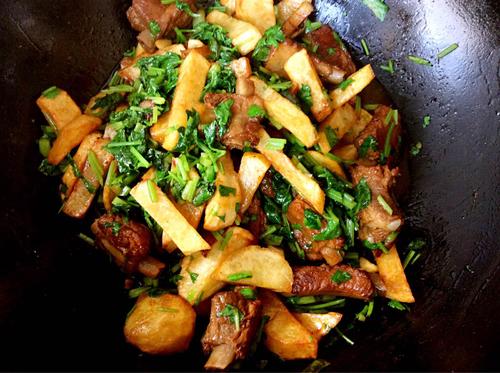 【排骨烧土豆芹菜】