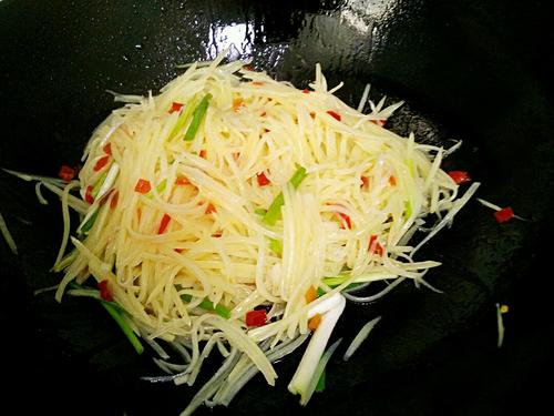 【剁椒炒土豆丝】