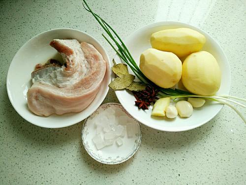 【土豆烧五花肉】