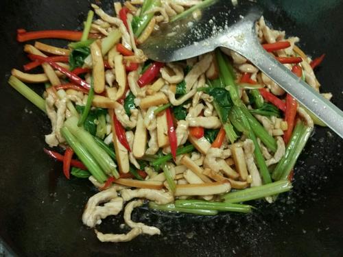 【香芹豆干炒肉丝】