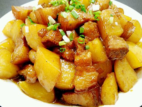 【土豆烧五花肉】