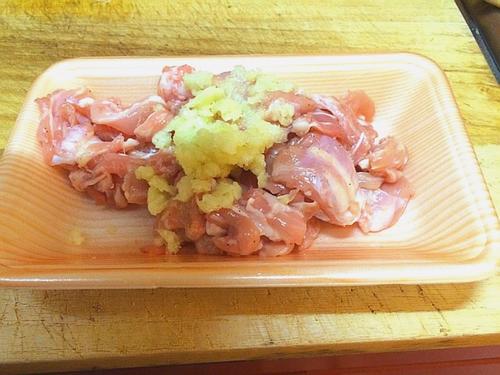 【葱段炒鸡脖肉】