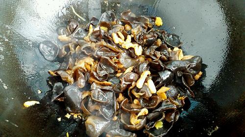 【木耳鸡蛋炒肉】