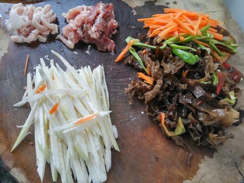 【茭白木耳胡罗卜炒肉丝】