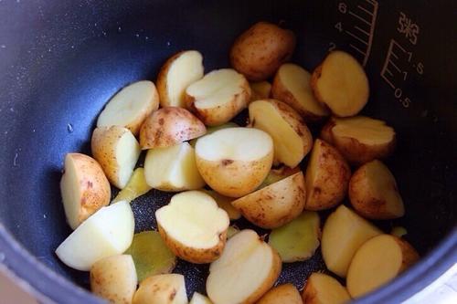 【小土豆焖红烧肉】