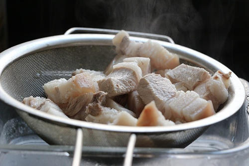 【小土豆焖红烧肉】