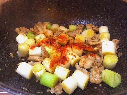 【葱段炒鸡脖肉】