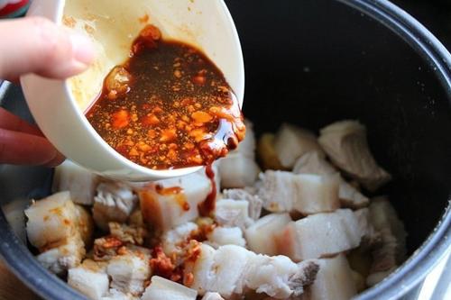 【小土豆焖红烧肉】